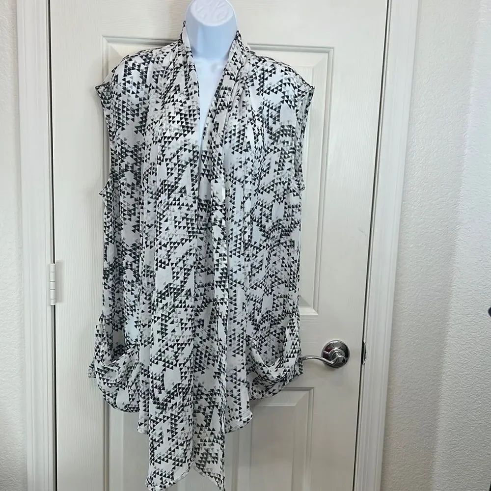 Silence + Noise Sleeveless Scarf With 2 Front Pockets Black White Geometric